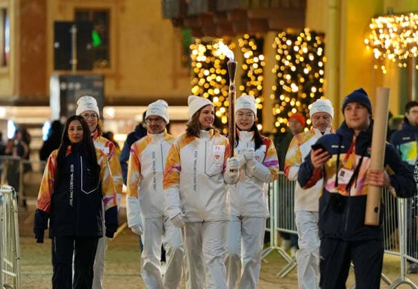 (260304) -- CORTINA D AMPEZZO, March 4, 2026 -- A torchbearer carrys the torch during the Milan-Cortina 2026 Paralympic Winter games, Winterspiele,Spiele, Summer games Torch Relay and Flame Unifying Ceremony in Cortina D Ampezzo, Italy, March 3, 2026. ) (SP)ITALY-CORTINA D AMPEZZO-PARALYMPIC WINTER GAMES-FLAME UNIFYING CEREMONY MouxYu 