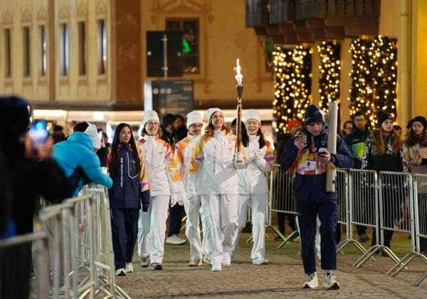 (260304) -- CORTINA D AMPEZZO, March 4, 2026 -- A torchbearer carrys the torch during the Milan-Cortina 2026 Paralympic Winter games, Winterspiele,Spiele, Summer games Torch Relay and Flame Unifying Ceremony in Cortina D Ampezzo, Italy, March 3, 2026. ) (SP)ITALY-CORTINA D AMPEZZO-PARALYMPIC WINTER GAMES-FLAME UNIFYING CEREMONY MouxYu 