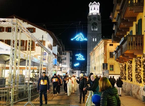(260304) -- CORTINA D AMPEZZO, March 4, 2026 -- A torchbearer carrys the torch during the Milan-Cortina 2026 Paralympic Winter games, Winterspiele,Spiele, Summer games Torch Relay and Flame Unifying Ceremony in Cortina D Ampezzo, Italy, March 3, 2026. ) (SP)ITALY-CORTINA D AMPEZZO-PARALYMPIC WINTER GAMES-FLAME UNIFYING CEREMONY MouxYu 