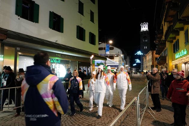 (260304) -- CORTINA D AMPEZZO, March 4, 2026 -- A torchbearer carrys the torch during the Milan-Cortina 2026 Paralympic Winter games, Winterspiele,Spiele, Summer games Torch Relay and Flame Unifying Ceremony in Cortina D Ampezzo, Italy, March 3, 2026. ) (SP)ITALY-CORTINA D AMPEZZO-PARALYMPIC WINTER GAMES-FLAME UNIFYING CEREMONY MouxYu 