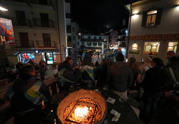 (260304) -- CORTINA D AMPEZZO, March 4, 2026 -- Spectators watch the Milan-Cortina 2026 Paralympic Winter games, Winterspiele,Spiele, Summer games Torch Relay and Flame Unifying Ceremony in Cortina D Ampezzo, Italy, March 3, 2026. ) (SP)ITALY-CORTINA D AMPEZZO-PARALYMPIC WINTER GAMES-FLAME UNIFYING CEREMONY HouxZhaokang 