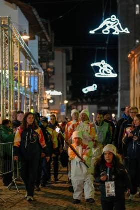 (260304) -- CORTINA D AMPEZZO, March 4, 2026 -- A torchbearer carrys the torch during the Milan-Cortina 2026 Paralympic Winter games, Winterspiele,Spiele, Summer games Torch Relay and Flame Unifying Ceremony in Cortina D Ampezzo, Italy, March 3, 2026. ) (SP)ITALY-CORTINA D AMPEZZO-PARALYMPIC WINTER GAMES-FLAME UNIFYING CEREMONY LianxZhen 