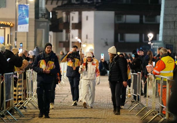 (260304) -- CORTINA D AMPEZZO, March 4, 2026 -- A torchbearer carrys the torch during the Milan-Cortina 2026 Paralympic Winter games, Winterspiele,Spiele, Summer games Torch Relay and Flame Unifying Ceremony in Cortina D Ampezzo, Italy, March 3, 2026. ) (SP)ITALY-CORTINA D AMPEZZO-PARALYMPIC WINTER GAMES-FLAME UNIFYING CEREMONY MouxYu 