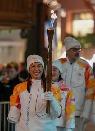 (260304) -- CORTINA D AMPEZZO, March 4, 2026 -- A torchbearer carrys the torch during the Milan-Cortina 2026 Paralympic Winter games, Winterspiele,Spiele, Summer games Torch Relay and Flame Unifying Ceremony in Cortina D Ampezzo, Italy, March 3, 2026. ) (SP)ITALY-CORTINA D AMPEZZO-PARALYMPIC WINTER GAMES-FLAME UNIFYING CEREMONY LianxZhen 