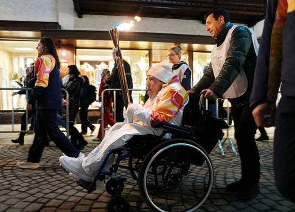 (260304) -- CORTINA D AMPEZZO, March 4, 2026 -- A torchbearer carrys the torch during the Milan-Cortina 2026 Paralympic Winter games, Winterspiele,Spiele, Summer games Torch Relay and Flame Unifying Ceremony in Cortina D Ampezzo, Italy, March 3, 2026. ) (SP)ITALY-CORTINA D AMPEZZO-PARALYMPIC WINTER GAMES-FLAME UNIFYING CEREMONY MouxYu 