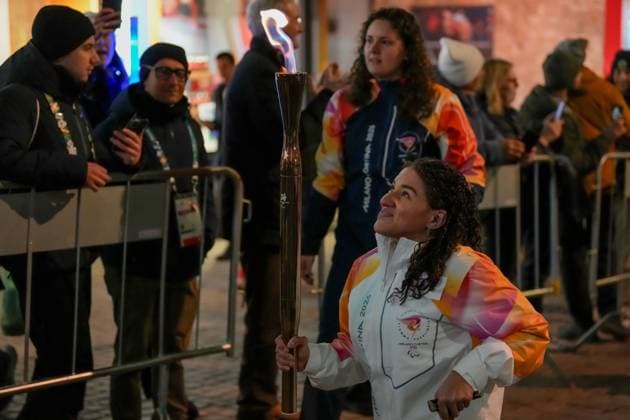 (260304) -- CORTINA D AMPEZZO, March 4, 2026 -- A torchbearer carrys the torch during the Milan-Cortina 2026 Paralympic Winter games, Winterspiele,Spiele, Summer games Torch Relay and Flame Unifying Ceremony in Cortina D Ampezzo, Italy, March 3, 2026. ) (SP)ITALY-CORTINA D AMPEZZO-PARALYMPIC WINTER GAMES-FLAME UNIFYING CEREMONY LianxZhen 