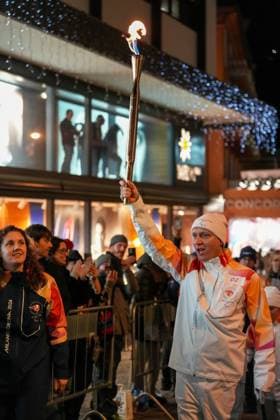(260304) -- CORTINA D AMPEZZO, March 4, 2026 -- A torchbearer carrys the torch during the Milan-Cortina 2026 Paralympic Winter games, Winterspiele,Spiele, Summer games Torch Relay and Flame Unifying Ceremony in Cortina D Ampezzo, Italy, March 3, 2026. ) (SP)ITALY-CORTINA D AMPEZZO-PARALYMPIC WINTER GAMES-FLAME UNIFYING CEREMONY LianxZhen 