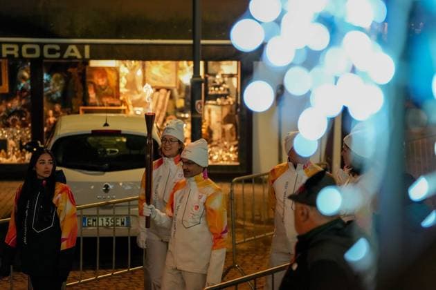 (260304) -- CORTINA D AMPEZZO, March 4, 2026 -- A torchbearer carrys the torch during the Milan-Cortina 2026 Paralympic Winter games, Winterspiele,Spiele, Summer games Torch Relay and Flame Unifying Ceremony in Cortina D Ampezzo, Italy, March 3, 2026. ) (SP)ITALY-CORTINA D AMPEZZO-PARALYMPIC WINTER GAMES-FLAME UNIFYING CEREMONY LianxZhen 