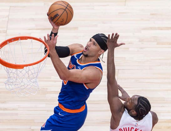 (260304) -- TORONTO, March 4, 2026 -- Josh Hart (L) of New York Knicks goes up for a layup during the 2025-2026 NBA, Basketball Herren, USA regular season game between Toronto Raptors and New York Knicks in Toronto, Canada, on March 3, 2026. (Photo by Xinhua) (SP)CANADA-TORONTO-BASKETBALL-NBA-RAPTORS VS KNICKS ZouxZheng 