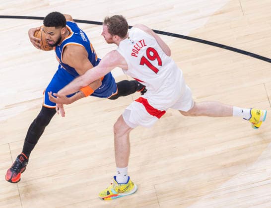 (260304) -- TORONTO, March 4, 2026 -- Karl-Anthony Towns (L) of New York Knicks breaks through during the 2025-2026 NBA, Basketball Herren, USA regular season game between Toronto Raptors and New York Knicks in Toronto, Canada, on March 3, 2026. (Photo by Xinhua) (SP)CANADA-TORONTO-BASKETBALL-NBA-RAPTORS VS KNICKS ZouxZheng 