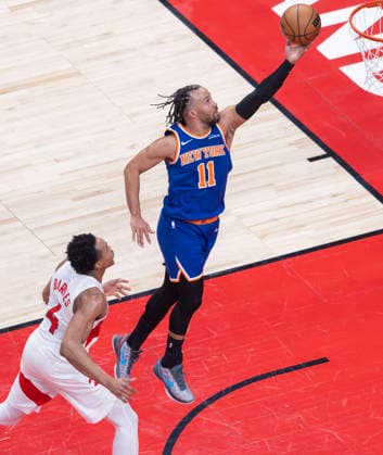 (260304) -- TORONTO, March 4, 2026 -- Jalen Brunson (R) of New York Knicks goes up for a layup during the 2025-2026 NBA, Basketball Herren, USA regular season game between Toronto Raptors and New York Knicks in Toronto, Canada, on March 3, 2026. (Photo by Xinhua) (SP)CANADA-TORONTO-BASKETBALL-NBA-RAPTORS VS KNICKS ZouxZheng 