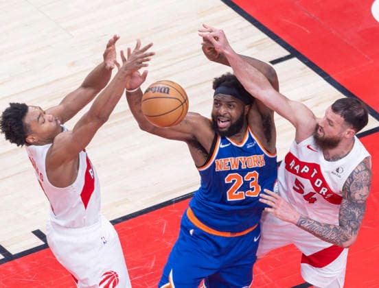 (260304) -- TORONTO, March 4, 2026 -- Scottie Barnes (L) and Sandro Mamukelashvili (R) of Toronto Raptors fight for a rebound with Mitchell Robinson of New York Knicks during the 2025-2026 NBA, Basketball Herren, USA regular season game between Toronto Raptors and New York Knicks in Toronto, Canada, on March 3, 2026. (Photo by Xinhua) (SP)CANADA-TORONTO-BASKETBALL-NBA-RAPTORS VS KNICKS ZouxZheng 