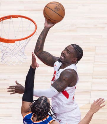 (260304) -- TORONTO, March 4, 2026 -- Jamal Shead (top) of Toronto Raptors goes up for a layup during the 2025-2026 NBA, Basketball Herren, USA regular season game between Toronto Raptors and New York Knicks in Toronto, Canada, on March 3, 2026. (Photo by Xinhua) (SP)CANADA-TORONTO-BASKETBALL-NBA-RAPTORS VS KNICKS ZouxZheng 