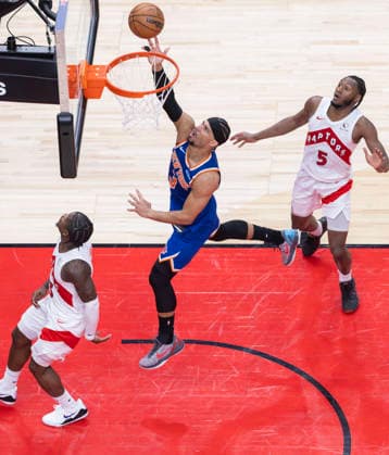 (260304) -- TORONTO, March 4, 2026 -- Josh Hart (C) of New York Knicks goes up for a layup during the 2025-2026 NBA, Basketball Herren, USA regular season game between Toronto Raptors and New York Knicks in Toronto, Canada, on March 3, 2026. (Photo by Xinhua) (SP)CANADA-TORONTO-BASKETBALL-NBA-RAPTORS VS KNICKS ZouxZheng 