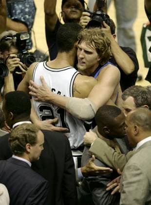 May 22, 2006; San Antonio, TX, USA; NBA, Basketball Herren, USA Basketball: Mavericks Dirk Nowitzki hugs Spurs Tim Duncan as Dallas defeated the Spurs 119-111 in overtime of Game 7 of the second round of the 2006 NBA Western Conference playoffs at the AT&T Center in San Antonio on Monday, May 22, 2006. Mandatory Credit: Photo by Kin Man Hui ZUMA Press. ( ) Copyright 2006 by San Antonio Express-News San Antonio Texas U.S. Copyright: xKinxManxHuix