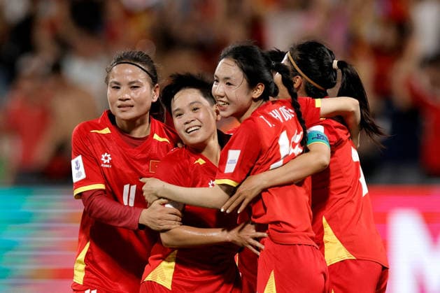SOCCER ASIAN CUP VIETNAM INDIA, Ngan Thi Van Su of Vietnam is congratulated by teammates after scoring a goal during the AFC Women™s Asian Cup Group C match between Vietnam and India at HBF Park in Perth, Wednesday, March 4, 2026. ( NO ARCHIVING, EDITORIAL USE ONLY PERTH WESTERN AUSTRALIA AUSTRALIA  Copyright: xRICHARDxWAINWRIGHTx 20260304144899532817
