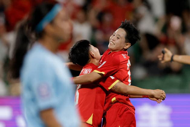 SOCCER ASIAN CUP VIETNAM INDIA, Ngan Thi Van Su (right) of Vietnam is congratulated by teammates after scoring a goal during the AFC Women™s Asian Cup Group C match between Vietnam and India at HBF Park in Perth, Wednesday, March 4, 2026. ( NO ARCHIVING, EDITORIAL USE ONLY PERTH WESTERN AUSTRALIA AUSTRALIA  Copyright: xRICHARDxWAINWRIGHTx 20260304156766583936
