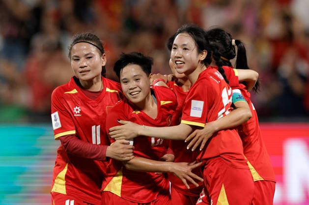 SOCCER ASIAN CUP VIETNAM INDIA, Ngan Thi Van Su of Vietnam is congratulated by teammates after scoring a goal during the AFC Women™s Asian Cup Group C match between Vietnam and India at HBF Park in Perth, Wednesday, March 4, 2026. ( NO ARCHIVING, EDITORIAL USE ONLY PERTH WESTERN AUSTRALIA AUSTRALIA  Copyright: xRICHARDxWAINWRIGHTx 20260304160851473610