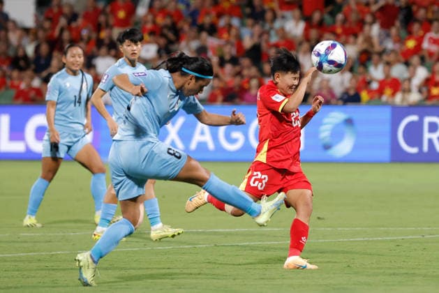 SOCCER ASIAN CUP VIETNAM INDIA, Sanju Yadav of India clears the ball from Nguyen Thi Thuy Hang of Vietnam during the AFC Women™s Asian Cup Group C match between Vietnam and India at HBF Park in Perth, Wednesday, March 4, 2026. ( NO ARCHIVING, EDITORIAL USE ONLY PERTH WESTERN AUSTRALIA AUSTRALIA  Copyright: xRICHARDxWAINWRIGHTx 20260304144872930300