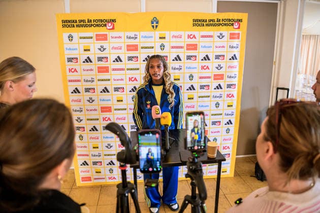260304 Evelyn Ijeh during a mixed zone with the national women s football team of Sweden on March 4, 2026 in Reggio Calabria Photo Ludvig Thunman BILDBYRAN code LT LT0781 fotboll football soccer fotball vm kval kval fifa womens world cup qualifier qualifier mixed zone sverige sweden dam bbeng sverige sweden  Copyright: LUDVIGxTHUNMAN BB260304LT007
