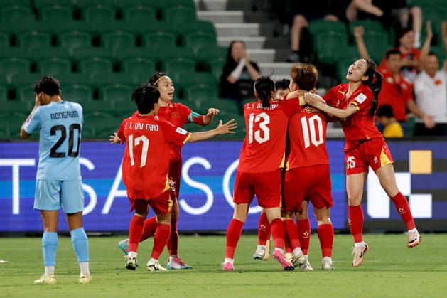 SOCCER ASIAN CUP VIETNAM INDIA, Ngan Thi Van Su of Vietnam is congratulated by teammates after scoring a goal during the AFC Women™s Asian Cup Group C match between Vietnam and India at HBF Park in Perth, Wednesday, March 4, 2026. ( NO ARCHIVING, EDITORIAL USE ONLY PERTH WESTERN AUSTRALIA AUSTRALIA  Copyright: xRICHARDxWAINWRIGHTx 20260305176750970080