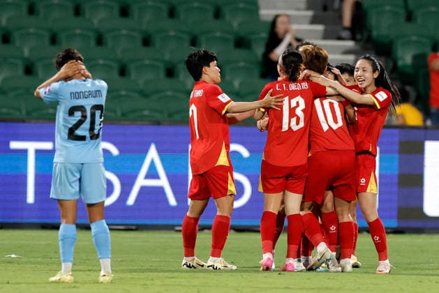 SOCCER ASIAN CUP VIETNAM INDIA, Ngan Thi Van Su of Vietnam is congratulated by teammates after scoring a goal during the AFC Women™s Asian Cup Group C match between Vietnam and India at HBF Park in Perth, Wednesday, March 4, 2026. ( NO ARCHIVING, EDITORIAL USE ONLY PERTH WESTERN AUSTRALIA AUSTRALIA  Copyright: xRICHARDxWAINWRIGHTx 20260305198449535984
