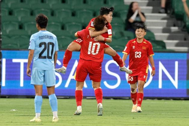 SOCCER ASIAN CUP VIETNAM INDIA, Ngan Thi Van Su of Vietnam is congratulated by Tran Thi Hai Linh after scoring a goal during the AFC Women™s Asian Cup Group C match between Vietnam and India at HBF Park in Perth, Wednesday, March 4, 2026. ( NO ARCHIVING, EDITORIAL USE ONLY PERTH WESTERN AUSTRALIA AUSTRALIA  Copyright: xRICHARDxWAINWRIGHTx 20260305198839296648