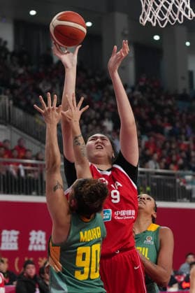 (260304) -- CHANGSHA, March 4, 2026 -- Zhang Ziyu (C) of China competes during a warm-up match between China and Brazil in Changsha, central China s Hunan Province, on March 4, 2026. ) (SP)CHINA-CHANGSHA-BASKETBALL-WARM UP MATCH-CHN VS BRA(CN) ChenxZhenhai 