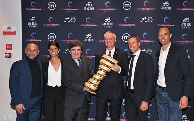 Milan, Italy GIRO D ITALIA 2026 institutional presentation with Banca Mediolanum at the Mediolanum headquarters. In the photo: Massimo Antonio Doris, CEO, MD & Director of Banca Mediolanum SpA and President of Snow Peak SRL, Urbano Cairo, president of Cairo Communication, RCS MediaGroup and Torino Calcio with the GIRO D ITALIA 2026 cup and Bettini Paolo, Motta Giovanni, Ballan Alessandro Maurizio Fondriest, Dalia Muccioli  Copyright: xNickxZonnax xipa-agency.netx xNickxZonnax IPA_Agency_IPA72372977