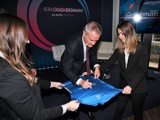Milan, Italy GIRO D ITALIA 2026 institutional presentation with Banca Mediolanum at the Mediolanum headquarters. In the photo: Massimo Antonio Doris, CEO, MD & Director of Banca Mediolanum SpA and President of Snow Peak SRL, signs the jersey.  Copyright: xNickxZonnax xipa-agency.netx xNickxZonnax IPA_Agency_IPA72372987