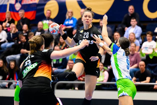Handball, Women European Championship Qualification, Slovenia Germany, 2nd Round, Group 3, 3rd Matchday from left Lisa Antl Germany , Emily Vogel Germany , Ana Abina Slovenia Celje Slovenia