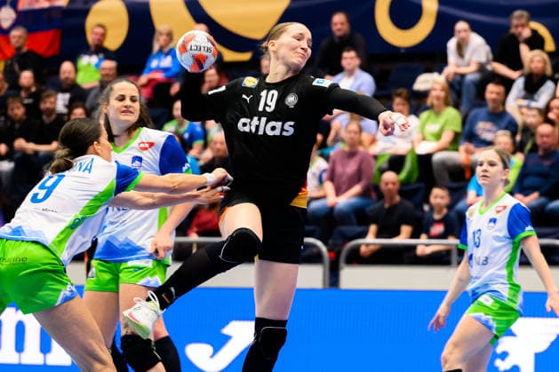 Handball, Womens European Championship Qualification, Slovenia Germany, 2nd round, Group 3, 3rd matchday from left Ana Abina Slovenia , Nieke Kühne Kuehne Germany Celje Slovenia