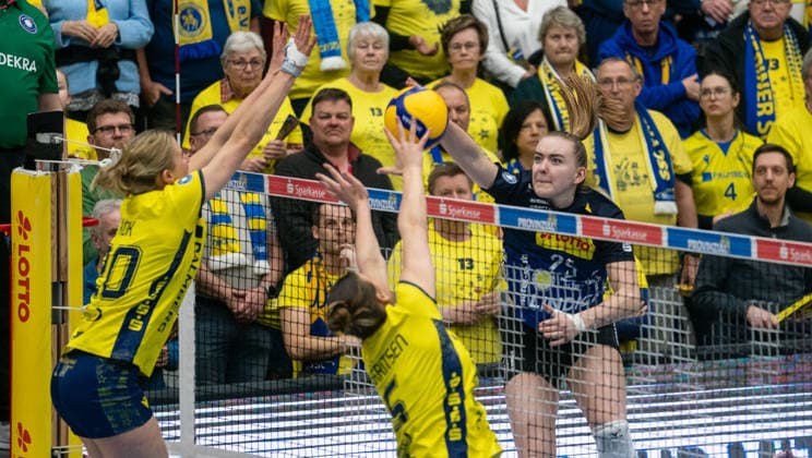 4 3 2026, Volleyball, Women, VBL, 1 VBL, 1 Volleyball Bundesliga, Season 2025 26, 18 Matchday, SSC Palmberg Schwerin VfB Suhl Lotto Thüringen, Jet Kok SSC Palmberg Schwerin, li juni Suus Gerritsen SSC Palmberg Schwerin, center against Monika Brancuska VfB Suhl Lotto Thüringen, re Schwerin Palmberg Arena Mecklenburg Vorpommern Germany