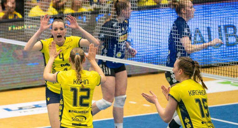 4 3 2026, Volleyball, Women, VBL, 1 VBL, 1 Volleyball Bundesliga, Season 2025 26, 18 Matchday, SSC Palmberg Schwerin VfB Suhl Lotto Thüringen, The volleyball players of SSC Palmberg Schwerin cheer Marije ten Brinke SSC Palmberg Schwerin, left , Hannah Kohn SSC Palmberg Schwerin, center and Mia Kirchhoff SSC Palmberg Schwerin, right Schwerin Palmberg Arena Mecklenburg Vorpommern Germany