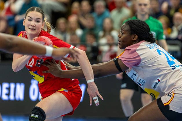 HANDBALL - EHF EURO Quali, AUT vs ESP VIENNA,AUSTRIA,04.MAR.26 - HANDBALL - EHF Women s European Championship, EM, Europameisterschaft qualification, OEHB international match, Länderspiel, Nationalmannschaft Austria vs Spain. Image shows Ana Pandza (AUT) and Lysa Tchaptchet Defo (ESP).  GEPAxpictures xPhilippxBrem
