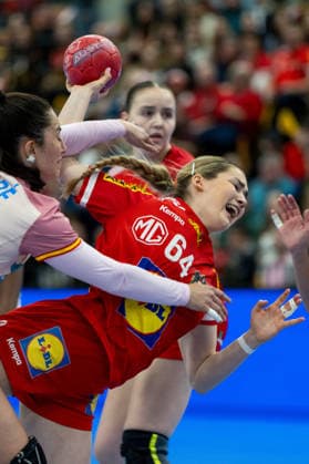 HANDBALL - EHF EURO Quali, AUT vs ESP VIENNA,AUSTRIA,04.MAR.26 - HANDBALL - EHF Women s European Championship, EM, Europameisterschaft qualification, OEHB international match, Länderspiel, Nationalmannschaft Austria vs Spain. Image shows Paola Bernabe Cobos (ESP) and Ana Pandza (AUT).  GEPAxpictures xPhilippxBrem