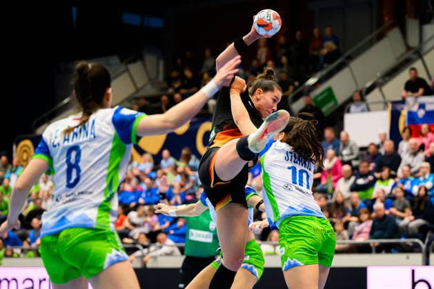 Handball, Womens European Championship Qualification, Slovenia Germany, 2nd round, Group 3, 3rd matchday from left in duel Emily Vogel Germany and Tjasa Stanko Slovenia Celje Slovenia