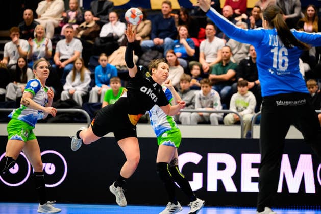 Handball, Women European Championship Qualification, Slovenia Germany, 2nd round, Group 3, 3rd matchday from left Alina Grijseels Germany , goalkeeper Maja Vojnovic Slovenia Celje Slovenia