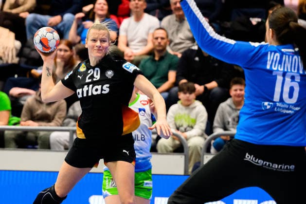 Handball, Women European Championship Qualification, Slovenia Germany, 2nd round, Group 3, 3rd matchday from left Antje Döll Doell Germany , Goalkeeper Maja Vojnovic Slovenia Celje Slovenia