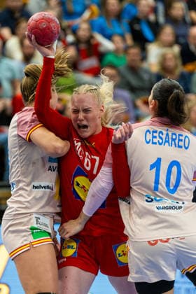 HANDBALL - EHF EURO Quali, AUT vs ESP VIENNA,AUSTRIA,04.MAR.26 - HANDBALL - EHF Women s European Championship, EM, Europameisterschaft qualification, OEHB international match, Länderspiel, Nationalmannschaft Austria vs Spain. Image shows Lisa Oppedal Weichbrodt (ESP), Johanna Reichert (AUT) and Elisabet Cesareo Romero (ESP).  GEPAxpictures xPhilippxBrem