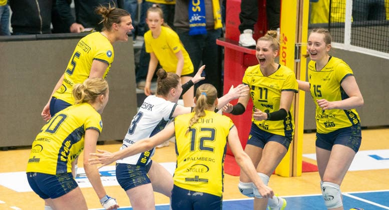 4 3 2026, Volleyball, Women, VBL, 1 VBL, 1 Volleyball Bundesliga, Season 2025 26, 18 Matchday, SSC Palmberg Schwerin VfB Suhl Lotto Thüringen, The players of SSC Palmberg Schwerin cheer Schwerin Palmberg Arena Mecklenburg-Vorpommern Germany