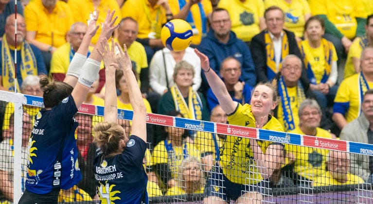4 3 2026, Volleyball, Women, VBL, 1 VBL, 1 Volleyball Bundesliga, Season 2025 26, Matchday 18, SSC Palmberg Schwerin VfB Suhl Lotto Thüringen, Mia Kirchhoff SSC Palmberg Schwerin, right against Mackenzie Foley VfB Suhl Lotto Thüringen, left and Roosa Laakonen VfB Suhl Lotto Thüringen, center Schwerin Palmberg Arena Mecklenburg Vorpommern Germany