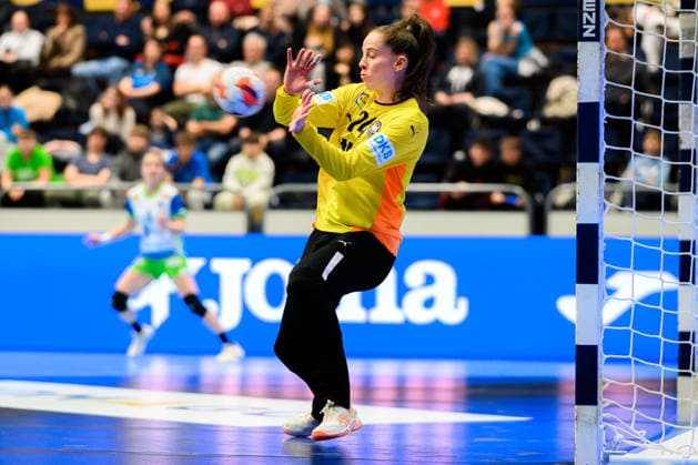 Handball, Women European Championship Qualification, Slovenia Germany, 2 Round, Group 3, Matchday 3 Goalkeeper Sarah Wachter Germany holds the throw Celje Slovenia