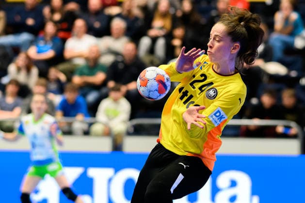 Handball, Women European Championship Qualification, Slovenia Germany, 2 Round, Group 3, Matchday 3 Goalkeeper Sarah Wachter Germany holds the throw Celje Slovenia