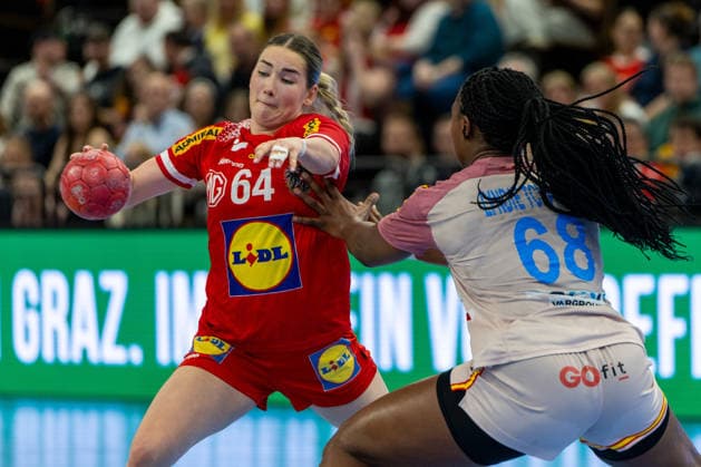 HANDBALL - EHF EURO Quali, AUT vs ESP VIENNA,AUSTRIA,04.MAR.26 - HANDBALL - EHF Women s European Championship, EM, Europameisterschaft qualification, OEHB international match, Länderspiel, Nationalmannschaft Austria vs Spain. Image shows Ana Pandza (AUT) and Lyndie Tchapchet Defo (ESP).  GEPAxpictures xPhilippxBrem