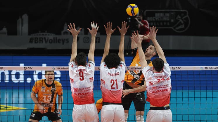 Moritz Reichert in attack, Ramazan Efe Mandiraci, Daniel Iyegbekedo, Alessandro Alberto Bovolenta duel Match scene Action Sport CEV Volleyball Cup Men Season 2025 2026 04 03 2026 BR Volleys Berlin BRV vs Gas Sales Bluenergy Piacenza