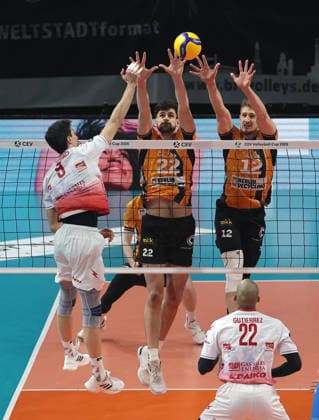 Ramazan Efe Mandiraci in attack, Jake Hanes, Florian Krage Brewitz duel Game scene Action Sport CEV Volleyball Cup Men Season 2025 2026 04 03 2026 BR Volleys Berlin BRV vs Gas Sales Bluenergy Piacenza