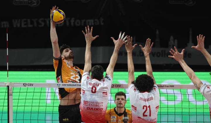 Jake Hanes in attack, Ramazan Efe Mandiraci, Daniel Iyegbekedo duel Match scene Action Sport CEV Volleyball Cup Men Season 2025 2026 04 03 2026 BR Volleys Berlin BRV vs Gas Sales Bluenergy Piacenza