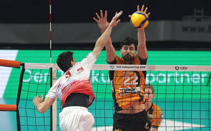 Ramazan Efe Mandiraci in attack, Jake Hanes duel Game scene Action Sport CEV Volleyball Cup Men Season 2025 2026 04 03 2026 BR Volleys Berlin BRV vs Gas Sales Bluenergy Piacenza