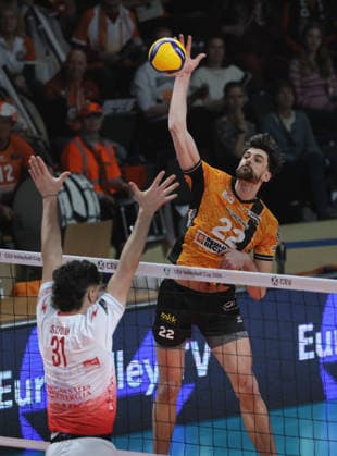 Joris Seddik, Jake Hanes in attack duel Match scene Action Sport CEV Volleyball Cup Men Season 2025 2026 04 03 2026 BR Volleys Berlin BRV vs Gas Sales Bluenergy Piacenza